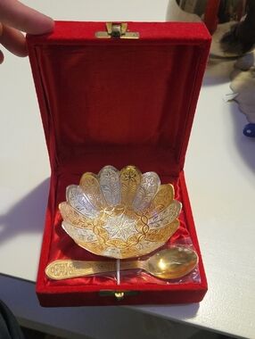 Gold-Tone Decorative Scalloped Bowl with Spoon - Elegant Serving Accent